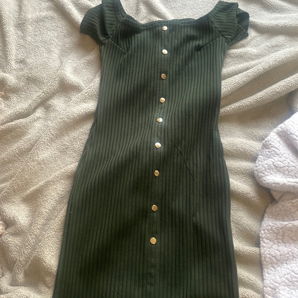 Green button body con dress